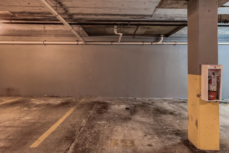 Building Photo - 2530 15th Ave W