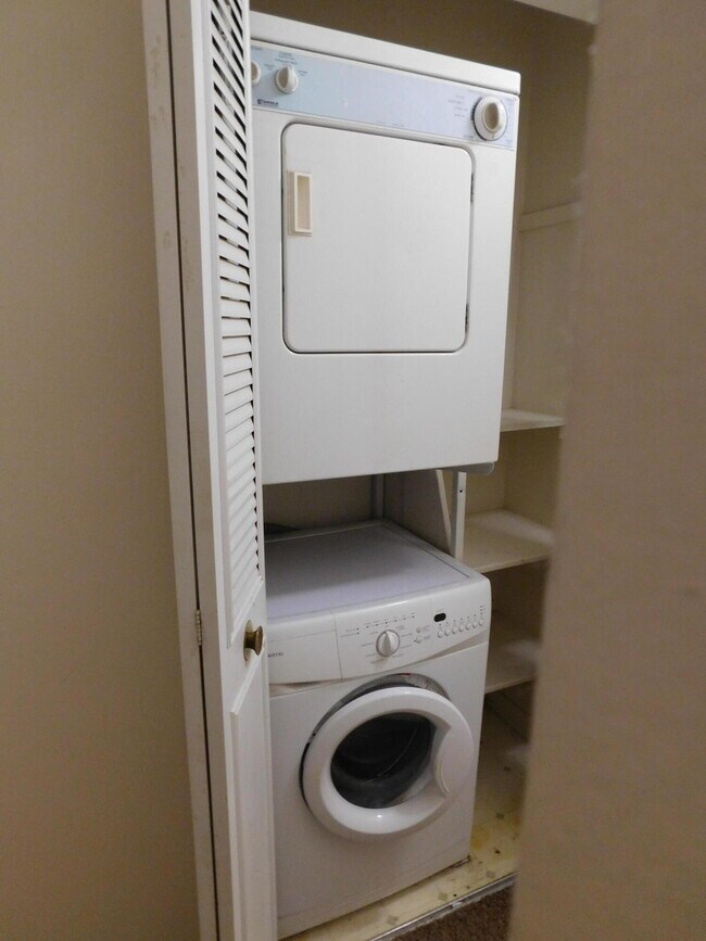 Building Photo - 490 Fox Hills Dr S