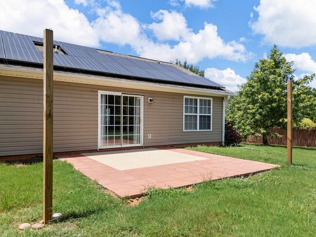 Building Photo - Charming Single-Level 3 BR, 2 BA Home with...