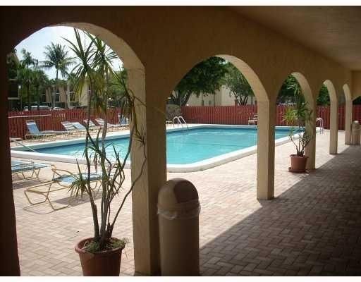 picture of pool area - 450 NW 20th St