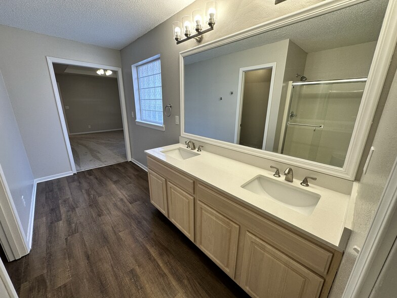 Primary bedroom's bathroom - 2220 SW Rambling Vine Rd