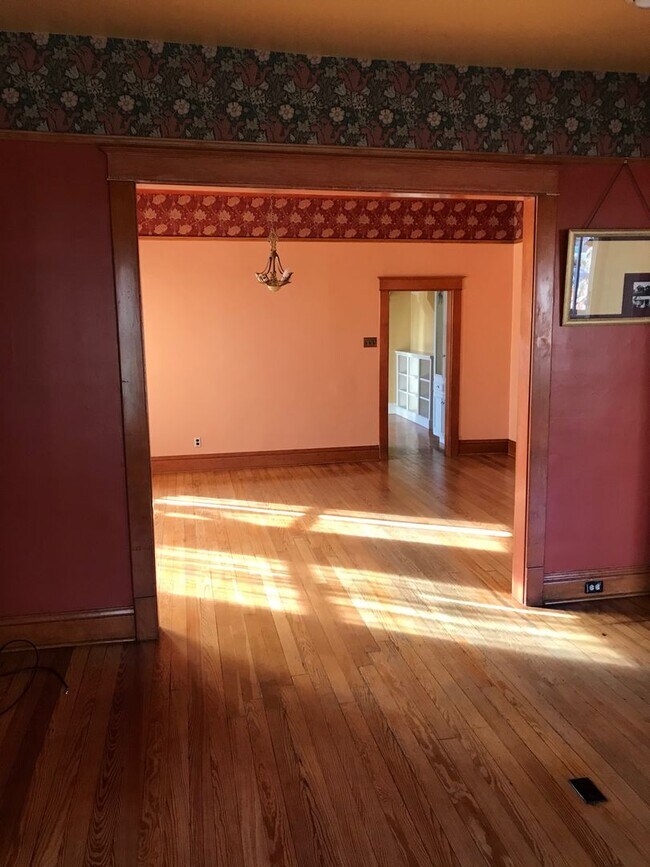 Building Photo - HISTORIC QUEEN ANNE 3 Bedroom  2 Bath