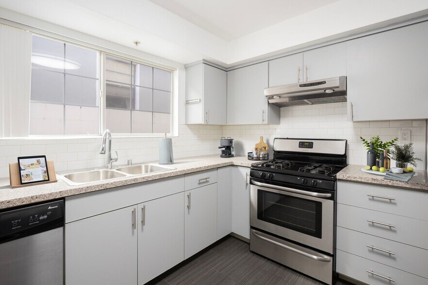 Building Photo - 1817 Garfield Pl