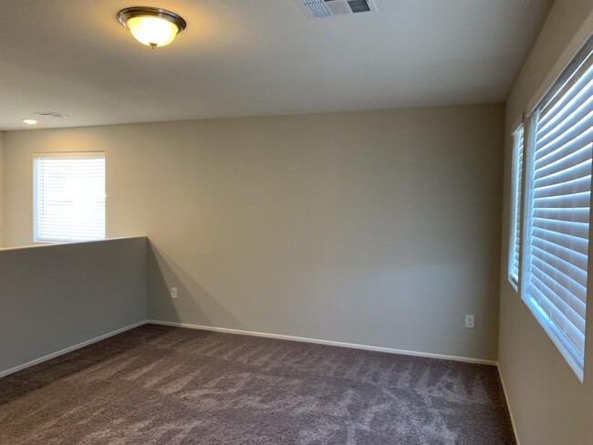 Building Photo - Beautiful 5 bedroom home
