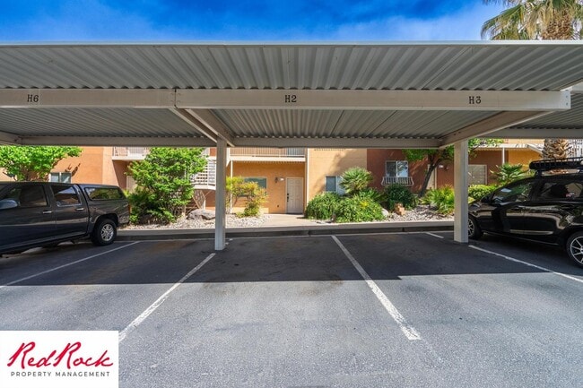 Building Photo - Top-Floor 3 Bed, 2 Bath Apartment Near Gre...