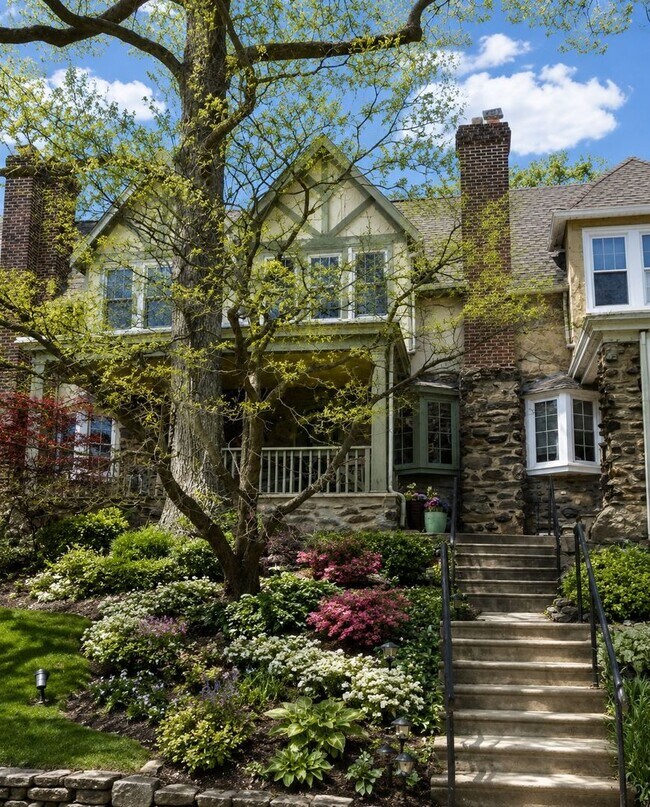Building Photo - Stunning 3BR Townhome - Private outdoor space and garage