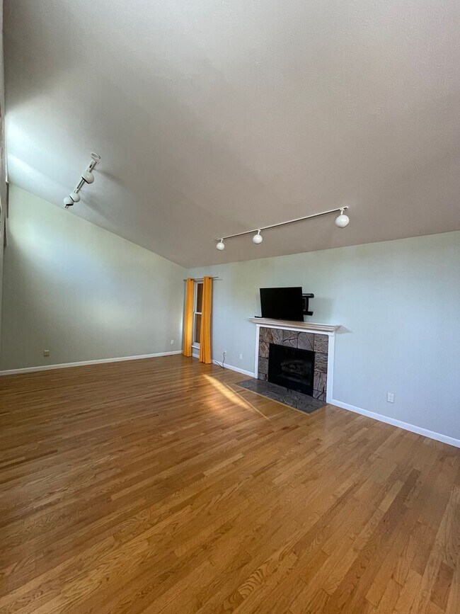 Building Photo - Lovely 3 BED / 2 BATH family home in Parkside neighborhood!