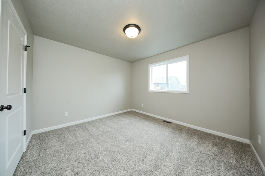 Upstairs bedroom 3 with walk in closet - 5940 S Coneflower Ave