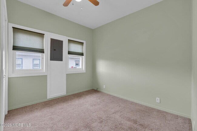 Building Photo - 1232 Pine Tree Way