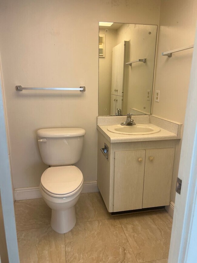 Building Photo - Annual 2BR/2BA Condo in Costa Brava on Venice Island