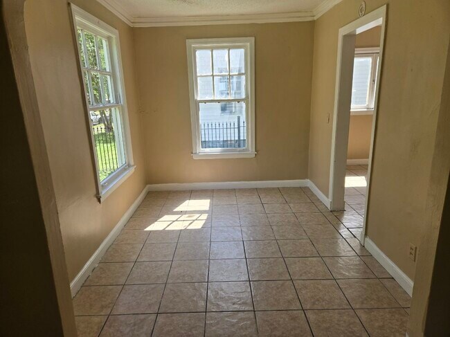 Building Photo - 3703 Fairoaks Ave
