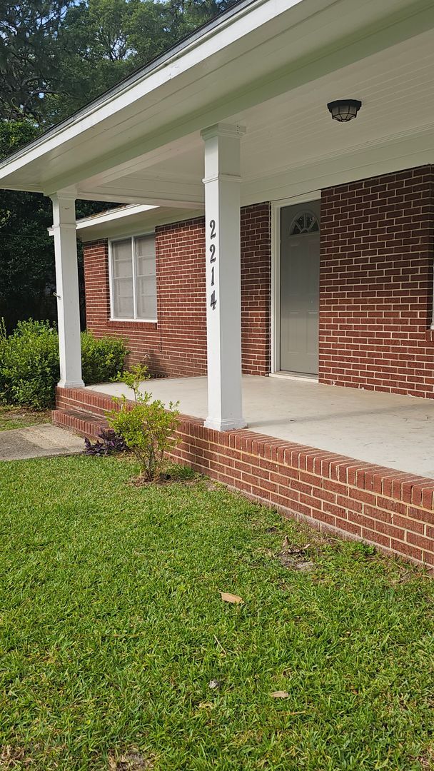 Building Photo - 2214 Jerry Jones Dr