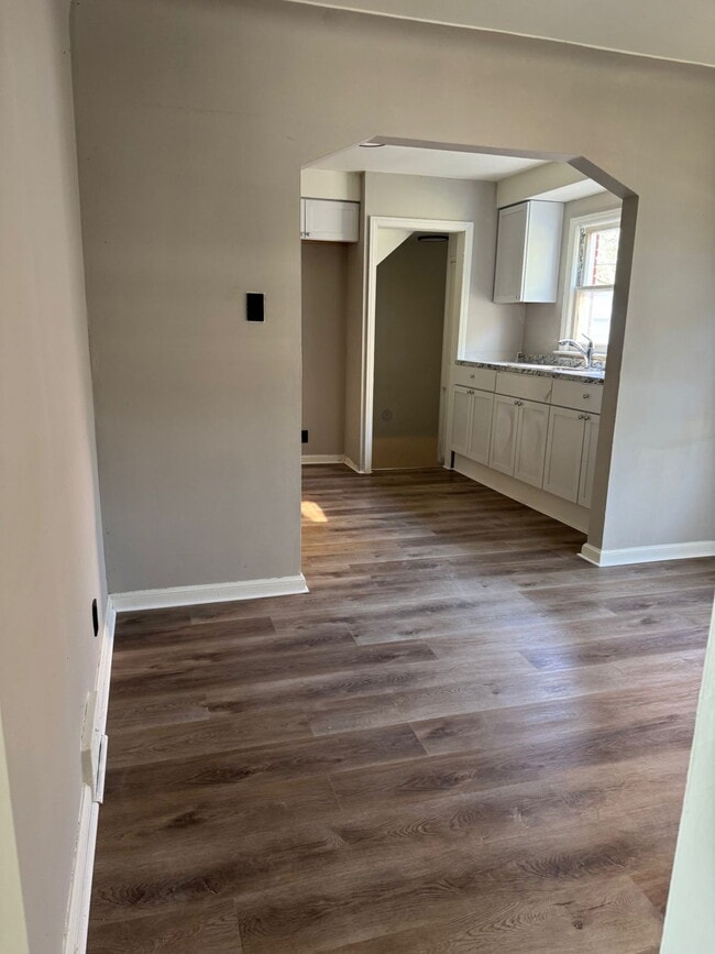 Building Photo - Comfortable 3-Bedroom Rental on Elmdale St...
