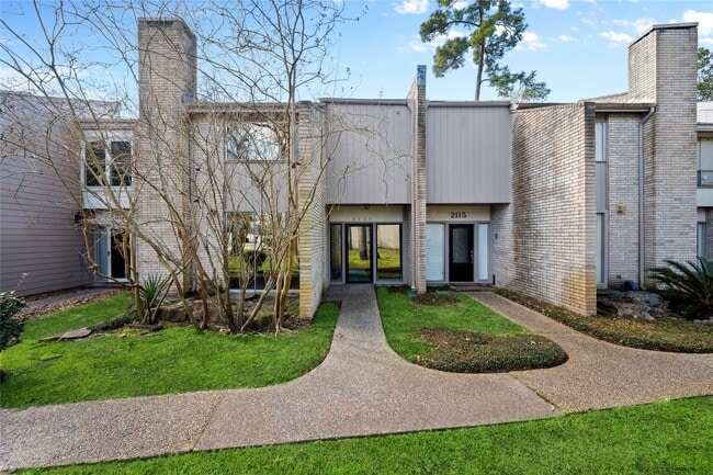 Building Photo - 2113 Lake Village Dr