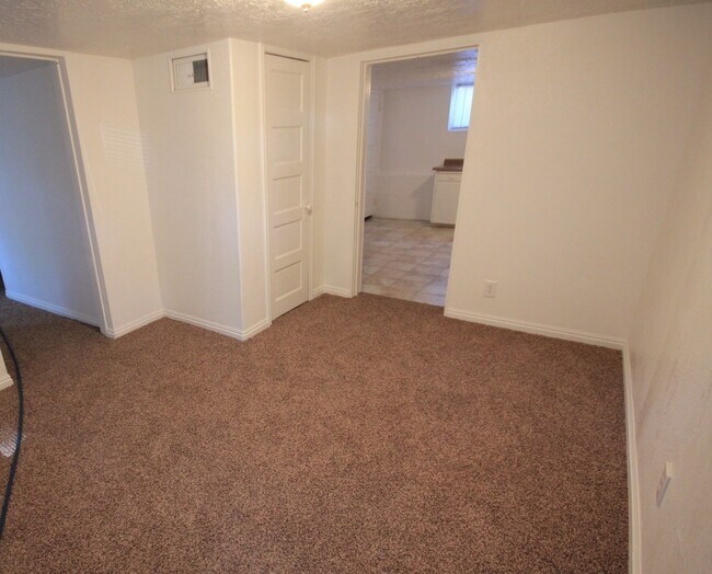 Building Photo - Cute 2 Bed/1 Bath Basement Apartment super...