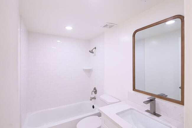 Building Photo - IN-UNIT LAUNDRY WITH ON-SITE PARKING!!