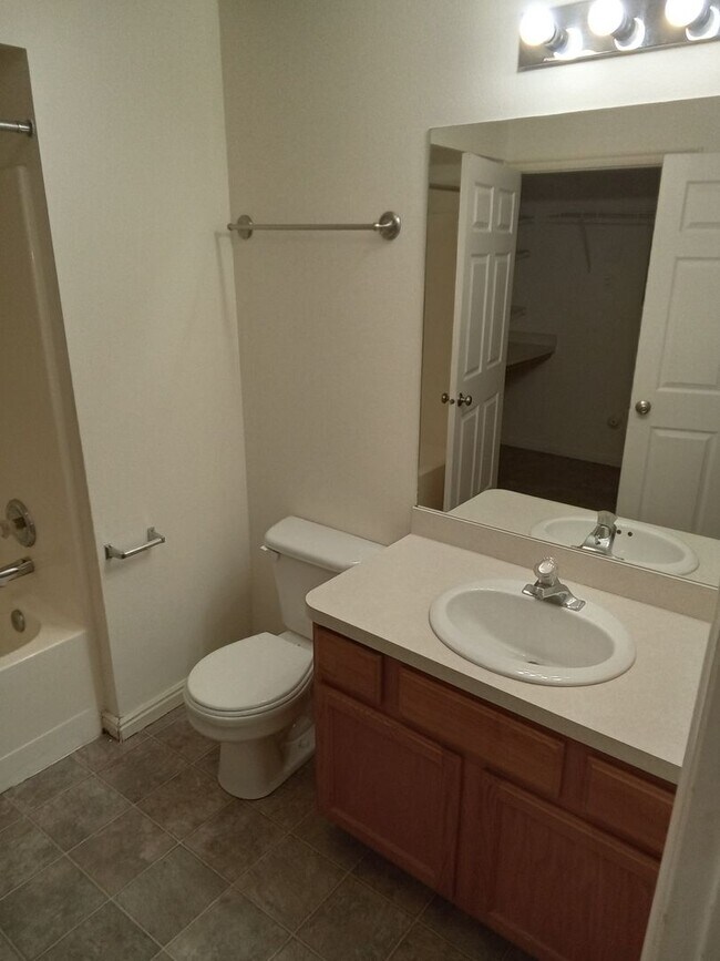 Building Photo - Willow Springs Condo