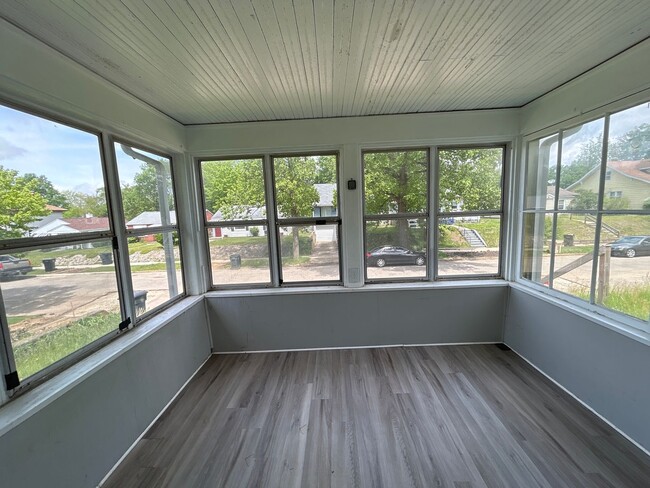 Building Photo - * Accepting Section 8 * 2-Bedroom, 1-Bathr...