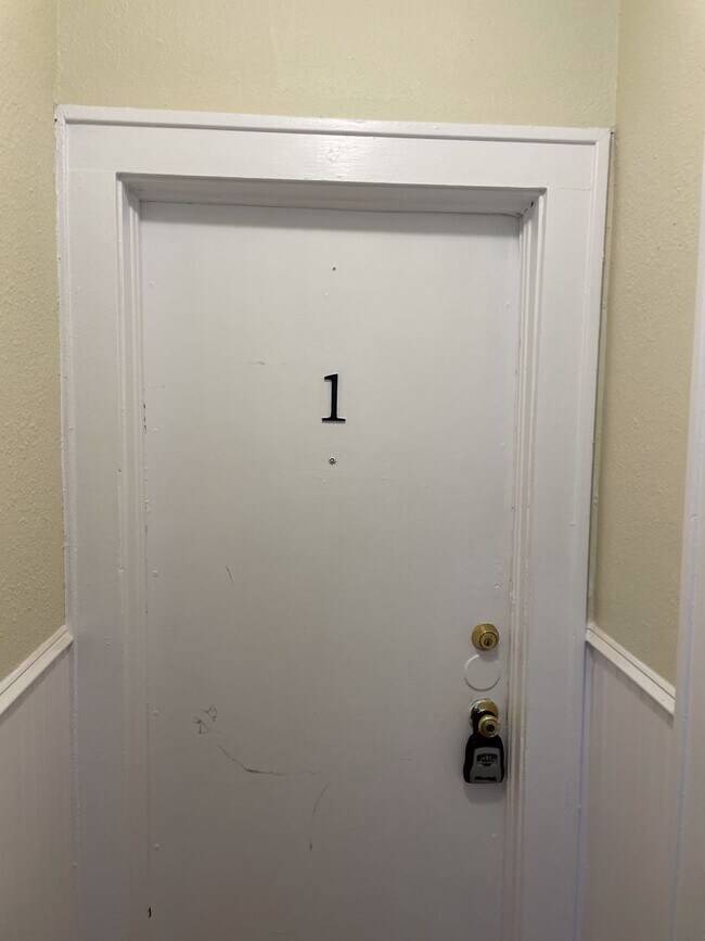 Building Photo - Upstairs 1/1 Historic Monte Vista