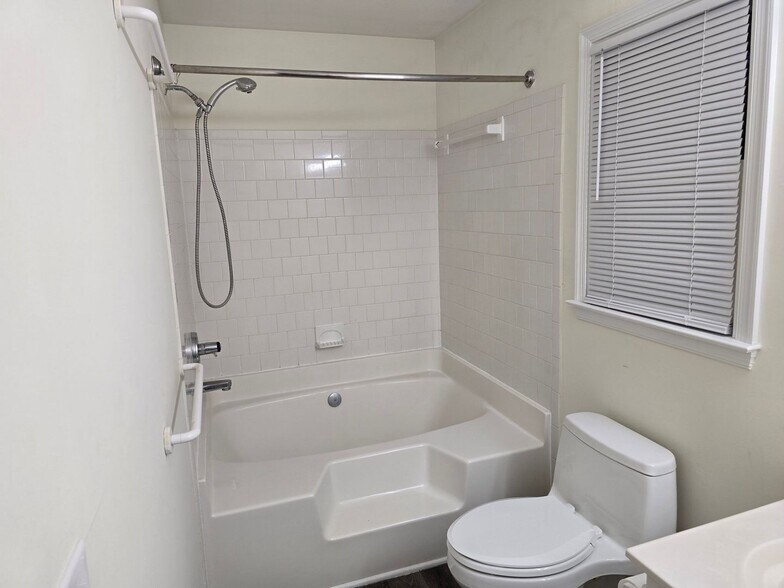 Building Photo - 7406 Pineleaf Dr