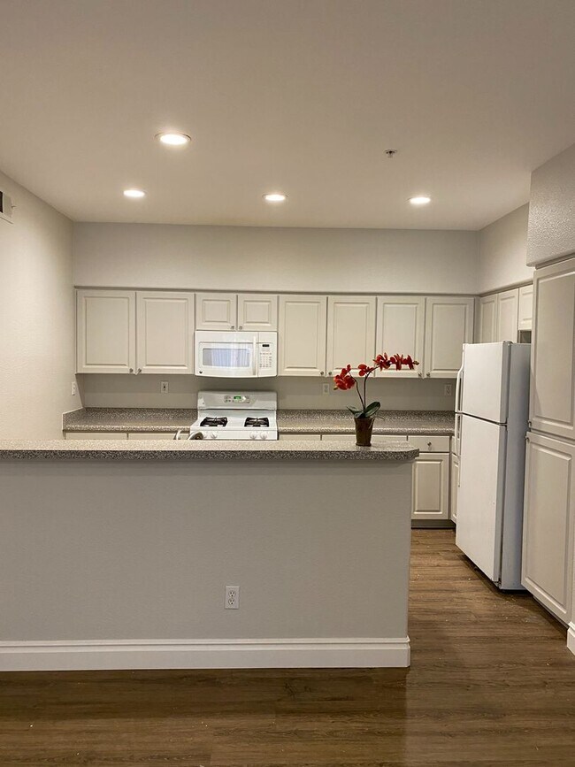 Building Photo - Great first floor corner unit!!