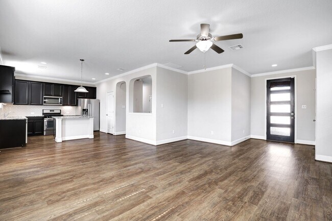 Building Photo - STEUBING FARM - ENCLAVE! 3BD/2.5BA Immaculate - Must See!!