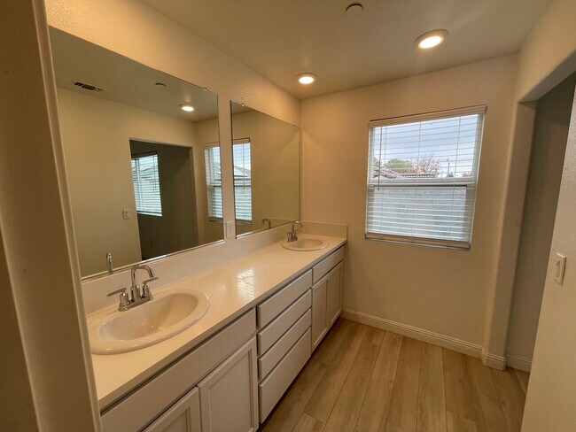 Building Photo - Modern 3 bedroom home in Gated Community