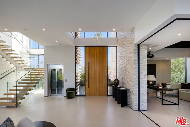 Building Photo - 16801 Oak View Dr