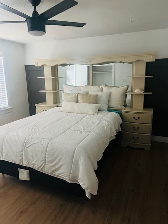 Building Photo - Beautifully remodeled home