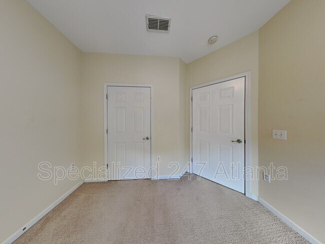 Building Photo - 3300 Dogwood Dr