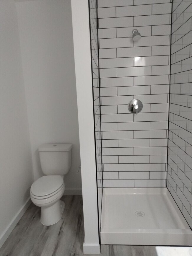 Building Photo - $1,000 gift card!!! 3 BD/2 BA -Two-Level T...