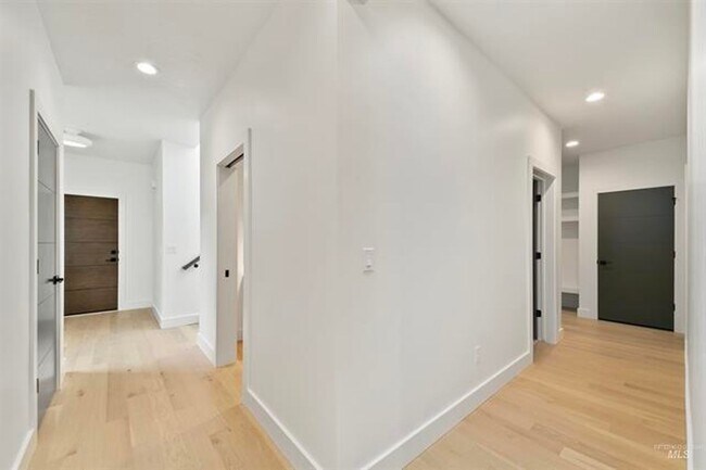 Building Photo - AstoriaTownHome