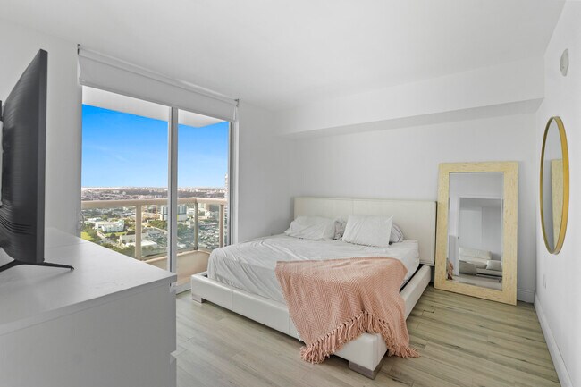 Building Photo - 1800 N Bayshore Dr