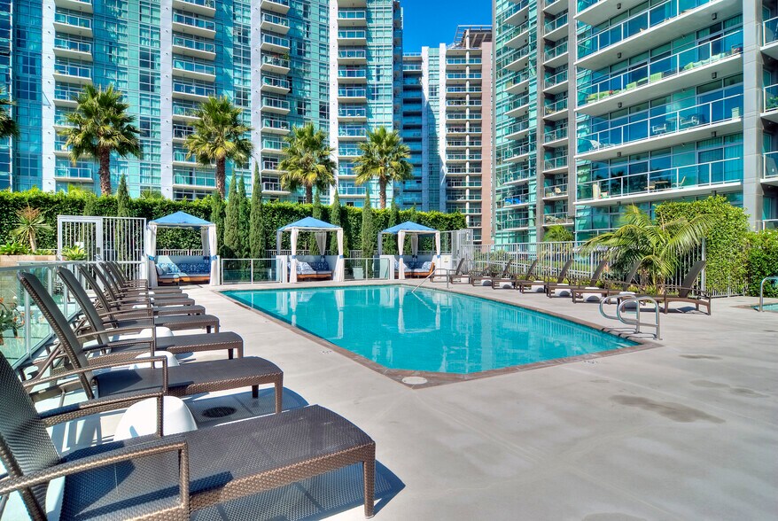 Building Photo - 13650 marina pointe Dr