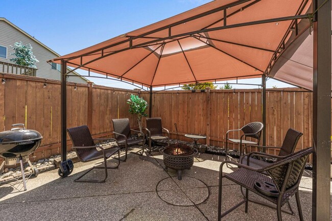 Building Photo - Spacious Corner Lot Home Near JBLM | 4 Bed...