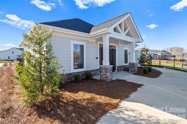 Building Photo - 7185 Sylvan Retreat Dr