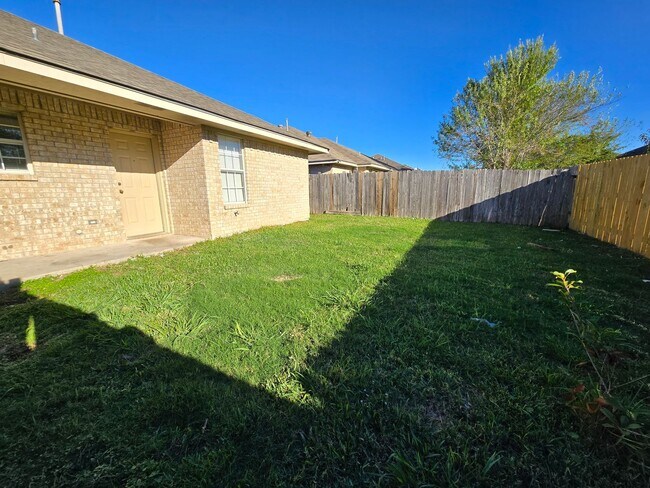 Building Photo - College Station - 3 Bedroom / 3 Bath duplex - Fenced in Yard.