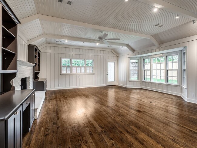 Building Photo - Luxury Living in the Heart of Tulsa
