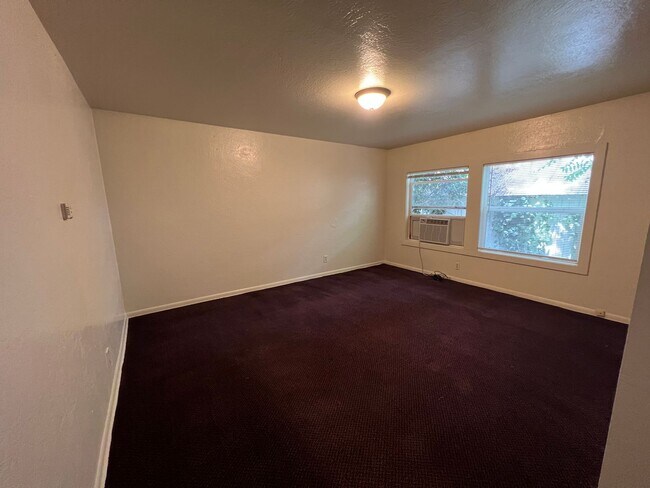Building Photo - 727/731 W 6th Street