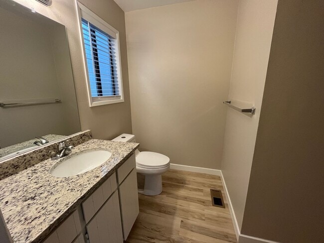 Building Photo - Spacious lower unit in refurbished duplex