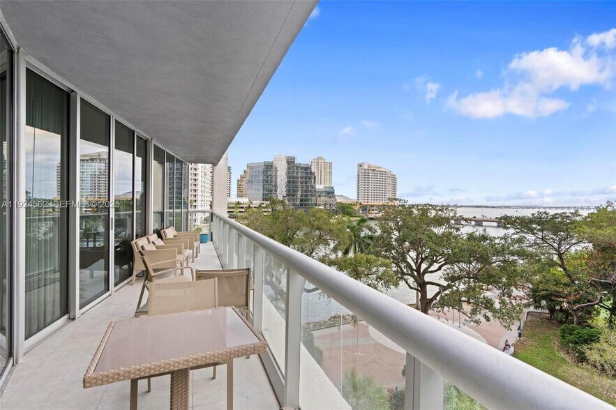 Building Photo - 495 Brickell