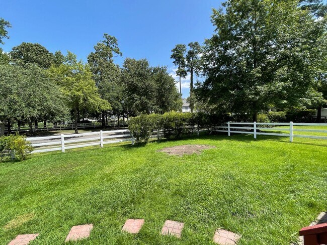 Building Photo - Beautiful large Castleton home