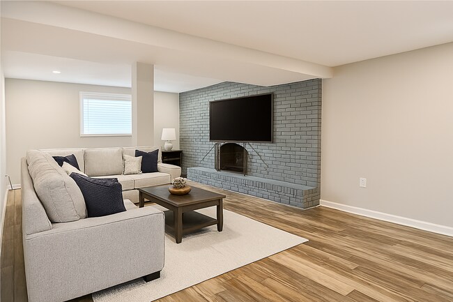 Building Photo - 5 Bedrooms 3 Bathrooms! Parking! Pets Welc...