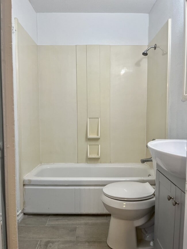Building Photo - Convenient 1 Bedroom Apartment - Close to ...