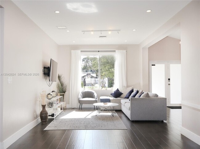 Building Photo - 513 SW 18th Ct