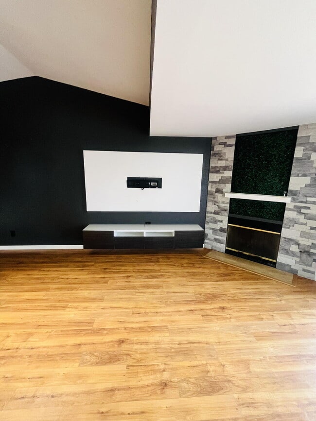 Building Photo - $3,000 - 2 Bed / 2 Bath Condo in Oceanside
