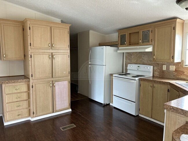 Building Photo - 5204 Tiffany Cir