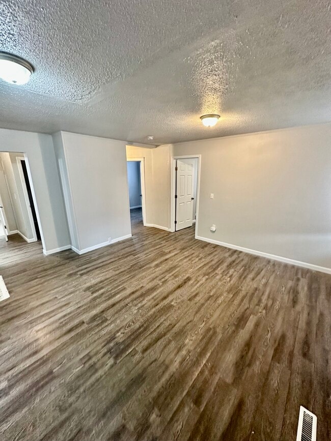 Building Photo - 947 E Augusta Ave