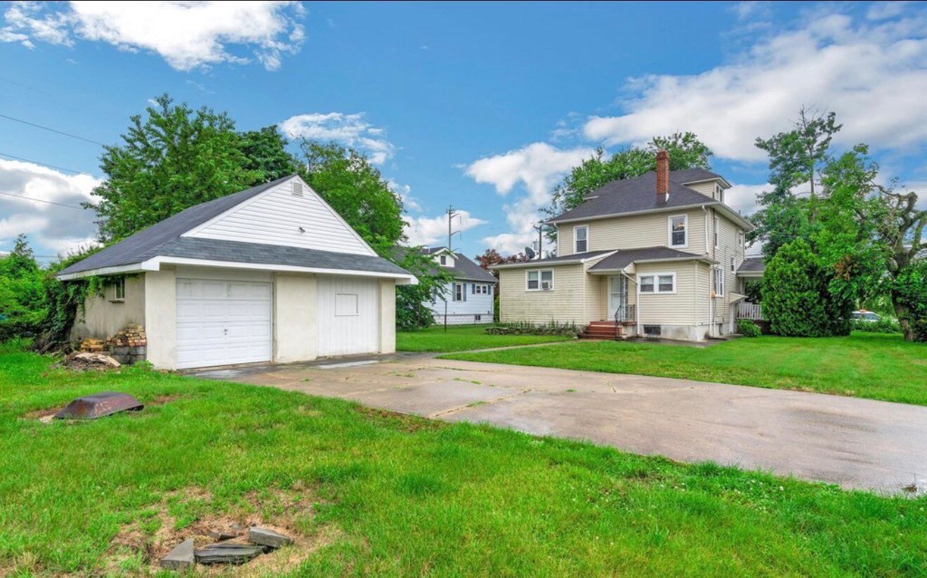 Building Photo - 117 Station Ave