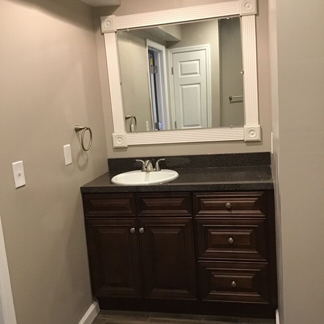 Building Photo - Upgraded 2 Bed/2 Bath plus Den HOME 1100 sq ft. Unit...A Must See!!!